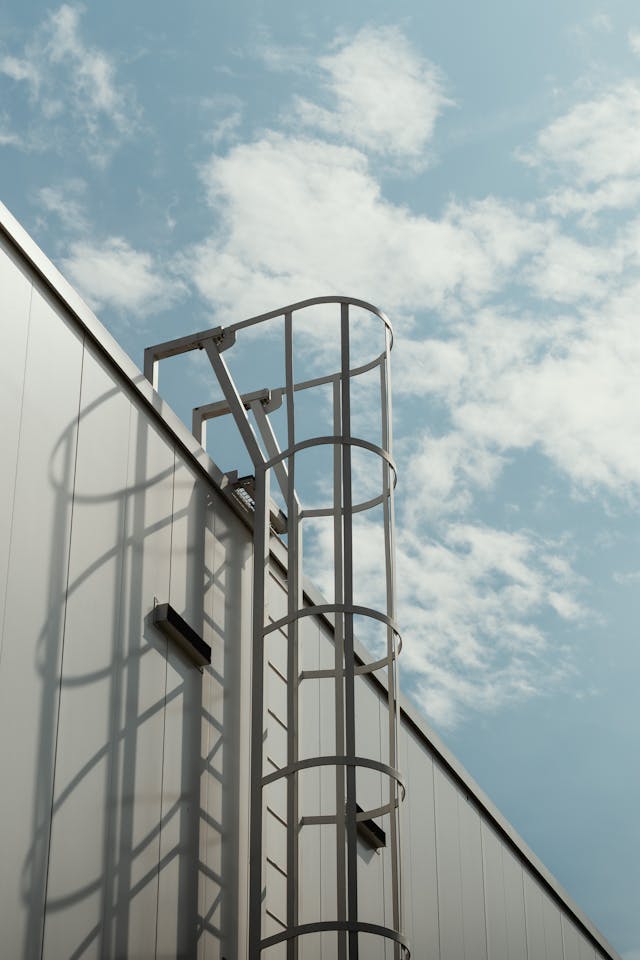 Efficiënt gevelonderhoud met bordesladders van Ergolift