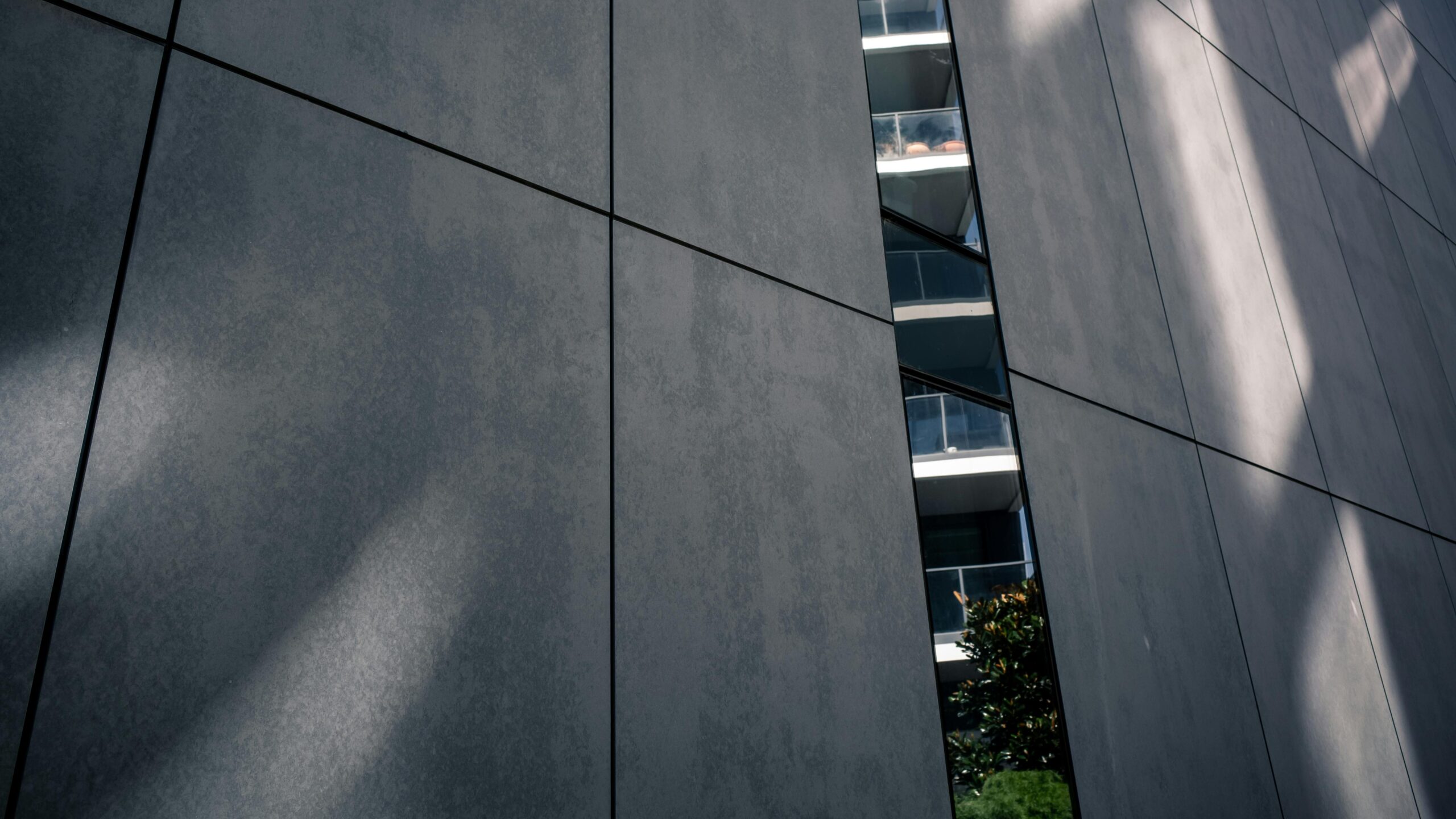 Van beton tot kunststof: de evolutie van moderne wand- en plafondsystemen