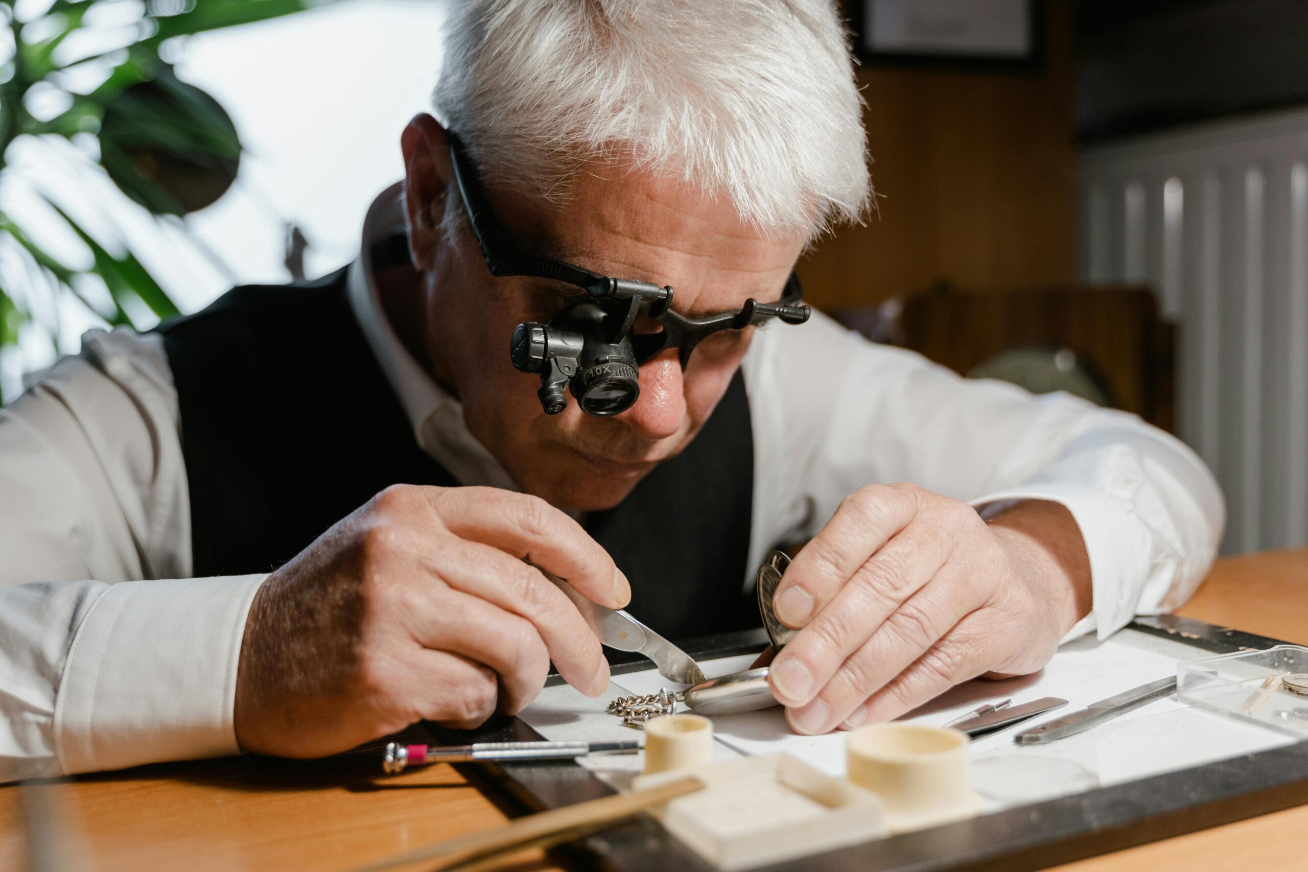 Van trouwringen tot horlogereparaties: waarom een lokale juwelier meer biedt dan alleen sieraden