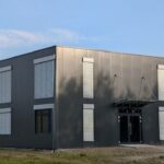 Moderne industriële gebouw buitenkant in Paderborn, Duitsland. Heldere lucht en hedendaags ontwerp.