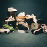 Een zorgvuldig samengestelde presentatie van trendy sneakers in verschillende stijlen en kleuren.
