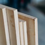 Gedetailleerde close-up van multiplexpanelen in een hoek, met textuur en nerven